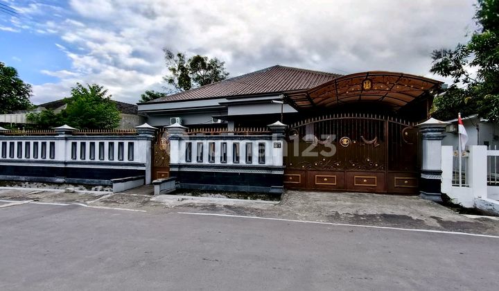 Rumah Bagus Luas Furnished Dekat Jln Adisucipto Colomadu Solo 2