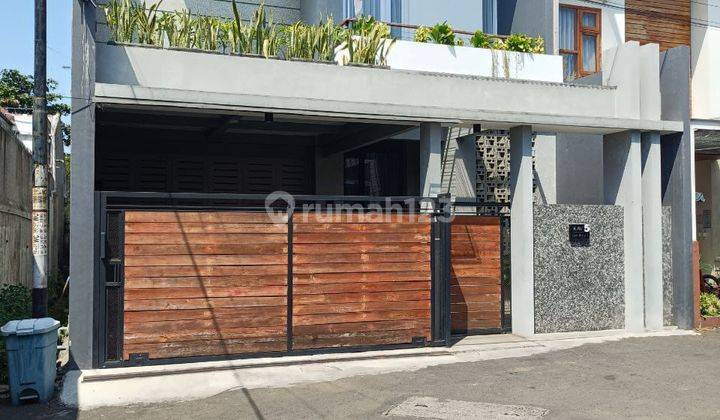 Rumah Tropis Modern 2 Lantai Dengan Kolam Renang SHM di Arcamanik, Bandung 1