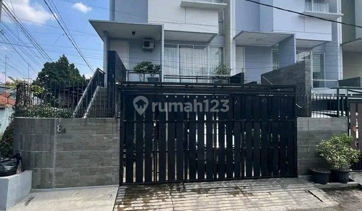 Rumah Cantik Modern 2 Lantai Semi Furnished SHM di Sayap Pasteur, Bandung 1