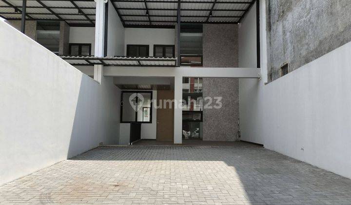 Rumah 4 Lantai Baru Unfurnished SHM di Sayap Surya Soemantri Dekat Maranatha, Bandung 2