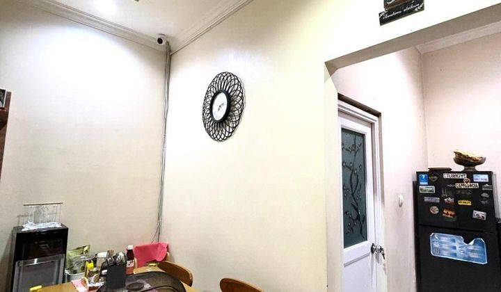 ruang makan rumah minimalis serua indah ciputat