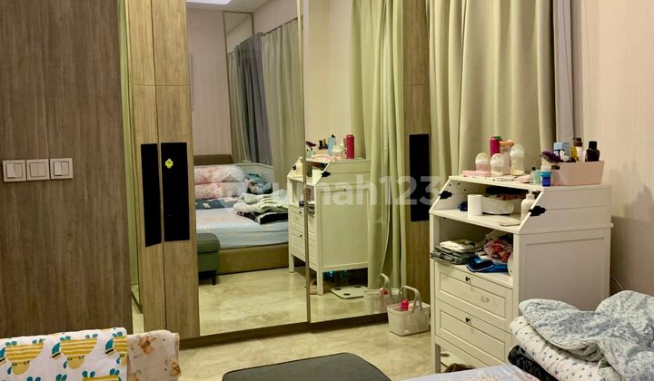 Beautiful House Green Lake City Land Area 96m2 West Jakarta