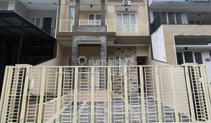 Rumah 2 Lt Furnished Komplek Perumahan Elite Dekat Jatim Park 2 ! 1