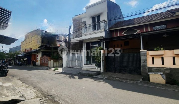 For Quick Sale: Business House Suitable for Salon and Pharmacy 2