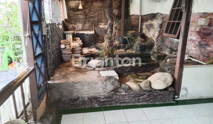 Rumah model lama ada kolam ikan di tengah kota 1