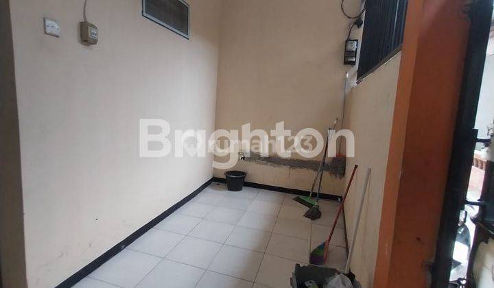 RUMAH KOST 2 LANTAI – LOKASI STRATEGIS DI DEPAN TERMINAL & STASIUN DEPOK BARU