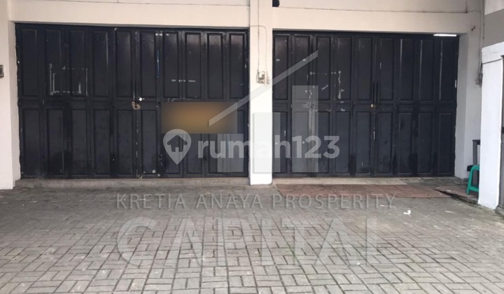 Suitable For Business Two Units of Ready-to-Use Shophouses in Cibeber Cimahi Suitable For Business Two Units of Ready-to-Use Shophouses in Cibeber Cimahi