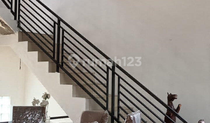 Ruko in Kemang Raya Timur Usually Used as Furniture Gallery