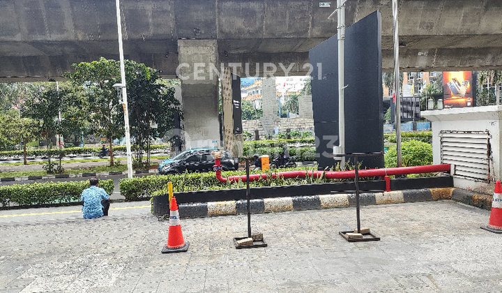 Four-story Shophouse for Bank/Office/Business One Step from Mall @Kuningan South Jakarta 2