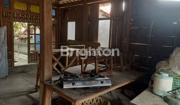 Rumah kayu pinggir jalan raya 2