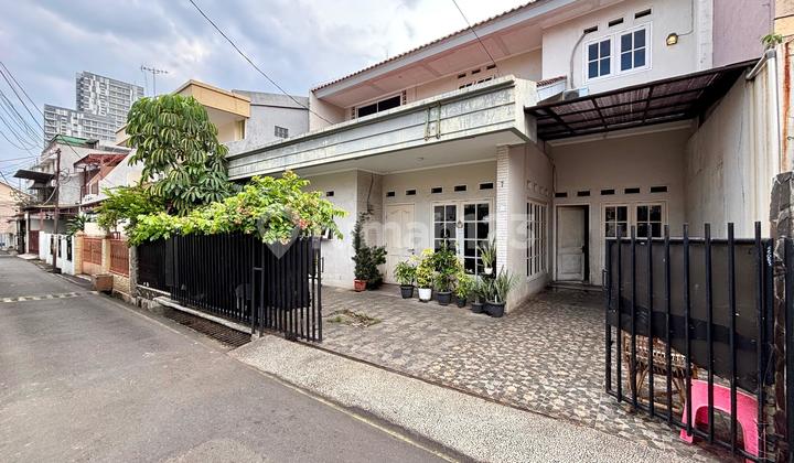 Di Jual Rumah dengan Luas Tanah Lebar Hanya di Tebet