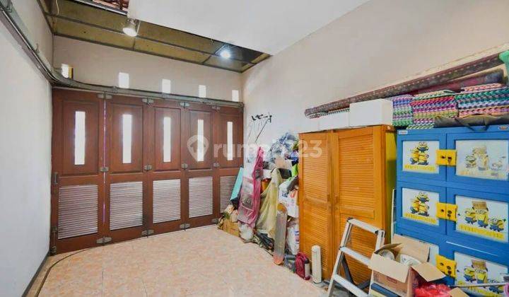 garasi/carport dijual rumah 3 lantai studio