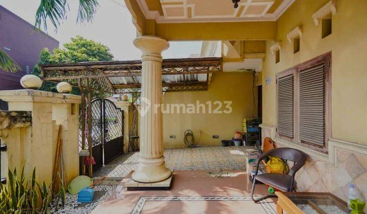 tampak depan dijual rumah 3 lantai studio