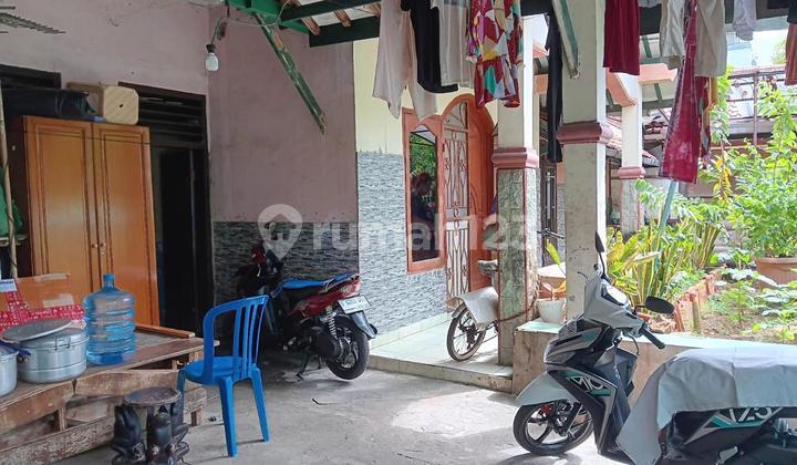 Rumah Tua Strategis di Cempaka Putih - Luas dan Nyaman