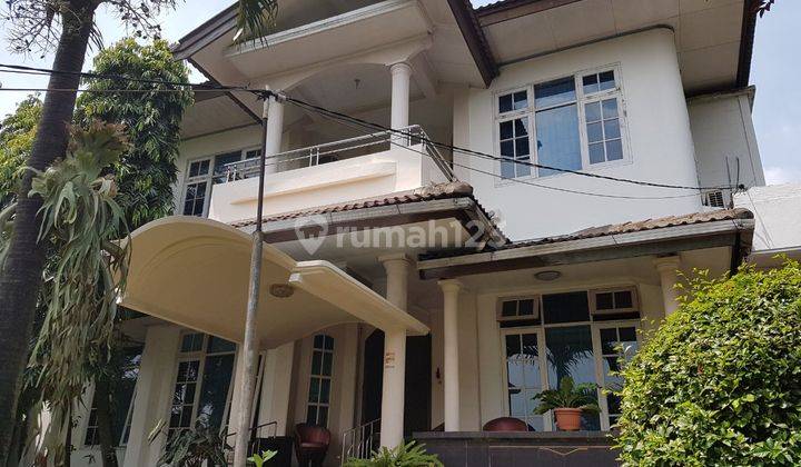 Rumah Megah Taman Dan Parkir Luas Dekat Ke Toll 1