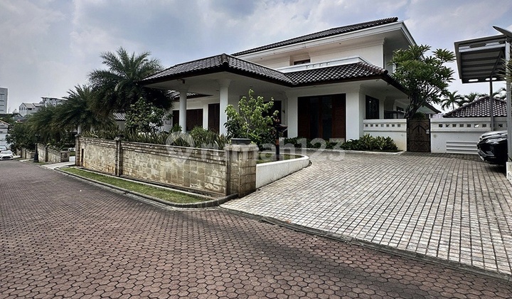 Rumah Modern Tropis 2 Lantai SHM di Pejaten