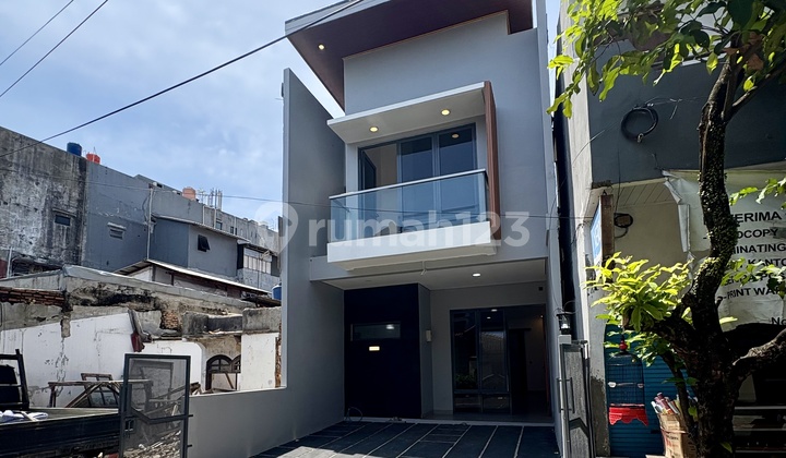 Rumah Baru 2 Lantai Di Komplek Jalan 2 Mobil