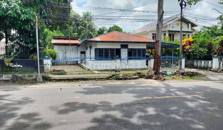 Rumah Tanah Besar Di Sagrat Dengan Kolam Renang 2