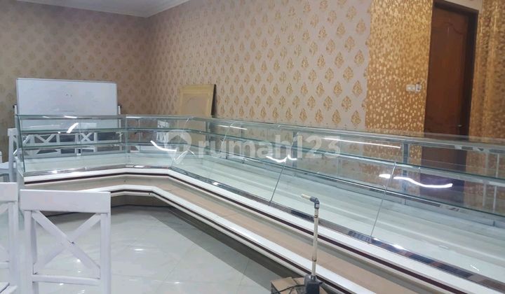 Business Space/Commercial Place, Suitable for Doctor's Practice, Classes, Souvenir Shops, and More on Jalan Besar with Parking Area on Jalan Kolonel Soegiono. Business Space/Commercial Place, Suitable for Doctor's Practice, Classes, Souvenir Shops, and More on Jalan Besar with Parking Area on Jalan Kolonel Soegiono.