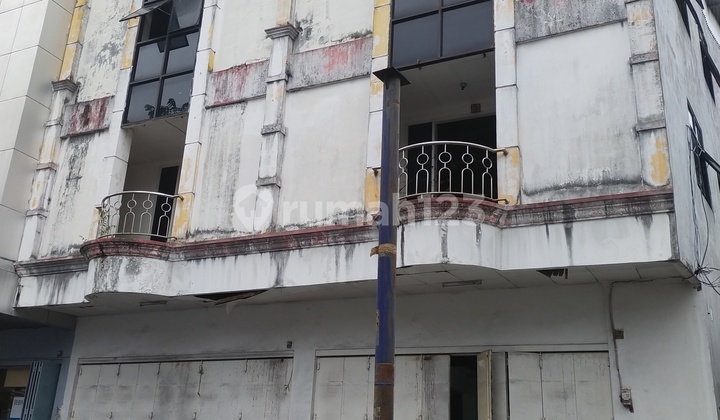 Strategic Shop House, 400 sqm, located on Samratulangi Street, Wanea, suitable for offices, shops, etc. Strategic Shop House, 400 sqm, located on Samratulangi Street, Wanea, suitable for offices, shops, etc.