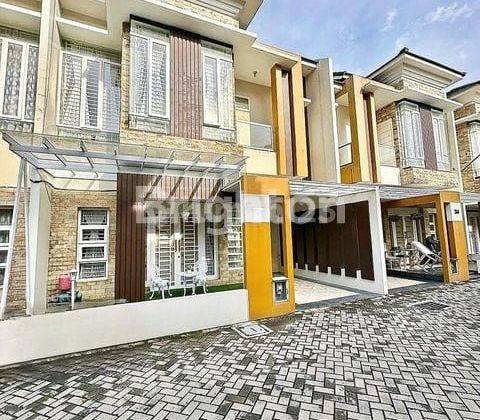 Town House Di Queenstown Villa 
jl.garuda Medan 2