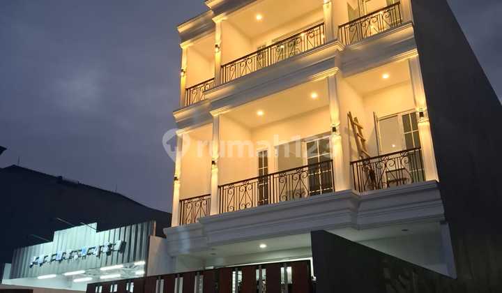 Luxury house for sale on the boulevard of Banjar wijaya housing estate. 2