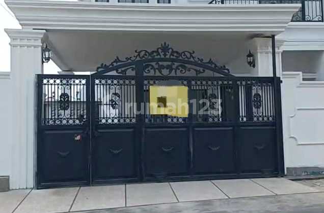 Dijual Rumah Siap Huni Ada Kolam Renang Joglo Jakarta