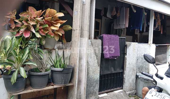 Urgent Sale at a Loss: 3-Door Rental House with 3 Million Rupiah Monthly Income in Jagakarsa, Freehold Title 2