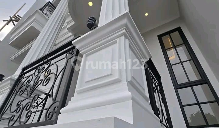 Dijual Rumah Classic 3 Lantai Akses 2 Mobil Pejaten Barat Unas 2