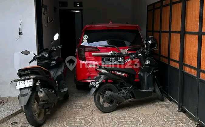 Ready-to-Occupy 2.5-Story House with Car Access in Jagakarsa 2