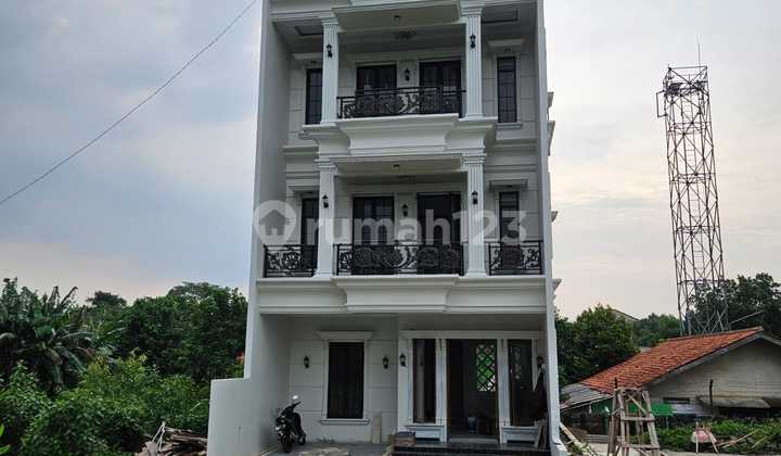 Ready Classic House in Luxury Complex Facing Al Azhar Jagakarsa