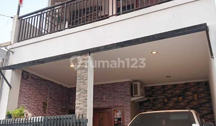 Rumah Cantik Terawat Siap Huni 2 Lantai Carpot Fortuner Jagakarsa