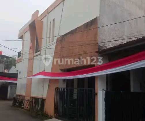 Second-Hand House Fit for Living with Car Access in Kebagusan, South Jakarta Second-Hand House Fit for Living with Car Access in Kebagusan, South Jakarta