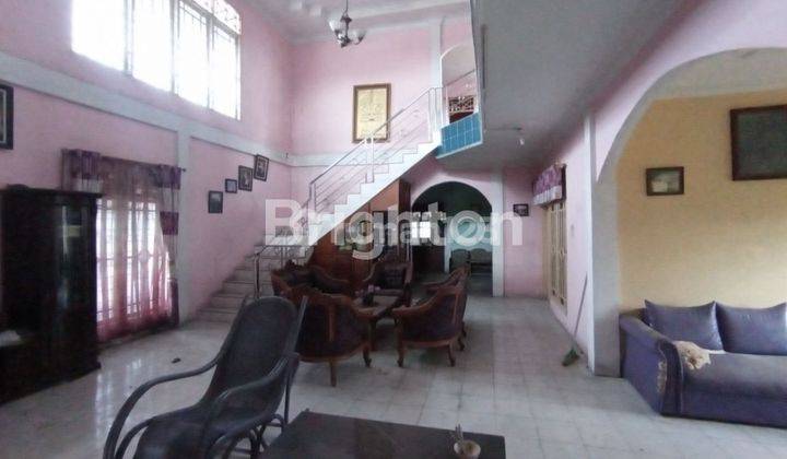 Rumah Bulatan Tepi Jalan Aspal 2