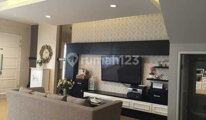 ruang tamu rumah mewah di gading lavender,