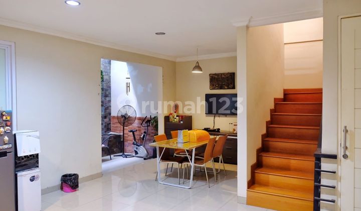 Dijual Rumah Mewah 3 Lantai di Janur Elok, Dekat Sport Mall - Luas Bangunan 459m², 7 Kamar Tidur, Harga Nego Dijual Rumah Mewah 3 Lantai di Janur Elok, Dekat Sport Mall - Luas Bangunan 459m², 7 Kamar Tidur, Harga Nego