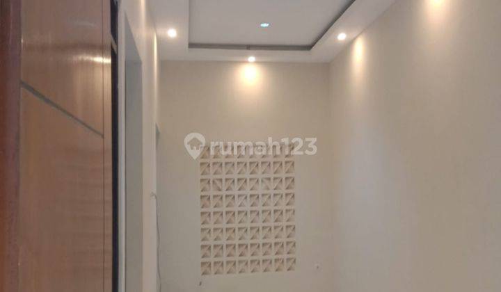 Dijual Rumah Cantik 1 Lantai Semi Furnished Di Graha Raya 2