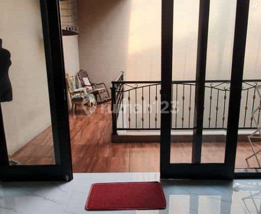 Dijual Rumah Mewah 2.5 Lantai Semi Furnished Ada Kolam Renang Siap Huni Dalam Komplek Di Serua Ciputat, Tangerang Selatan 2