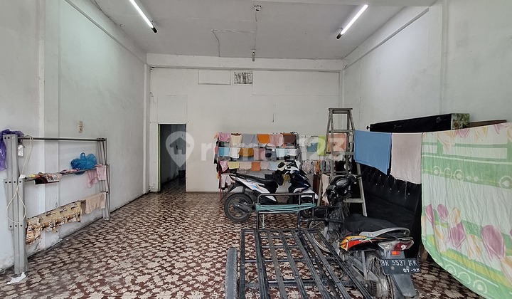 Strategic Shop House Ready for Occupancy Suitable for Business in Medan Maimun