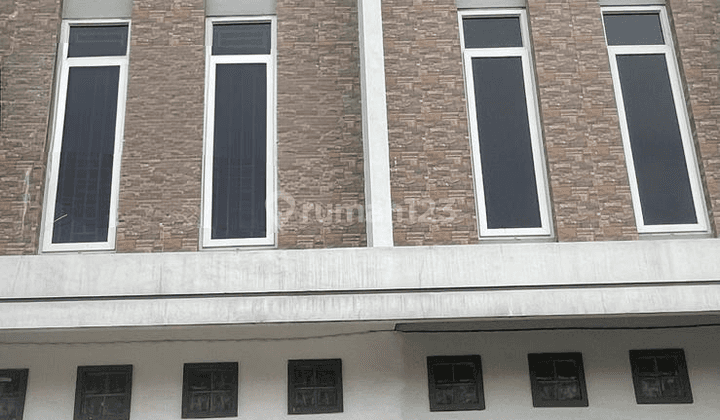Ruko Dengan Space Parkir Luas Di Denai 1