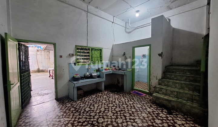 Strategic Shop House Ready for Occupancy Suitable for Business in Medan Maimun