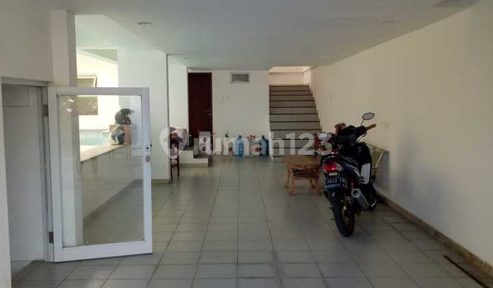 Luxury 3 BR House: Near Renon Center with Private Pool