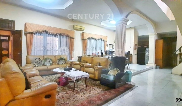 Beautiful House at an Attractive Price in Meruya Kembangan Complex, West Jakarta 2