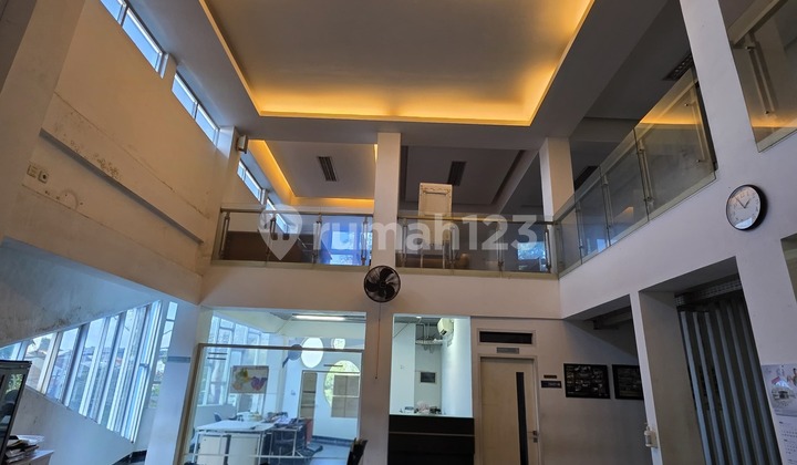 Dijual Gedung Kantor Bangunan 3 Lantai Full Funrsih Lokasi Sangat Strategis di Tengah Kota Sayap BKR, Bandung 2