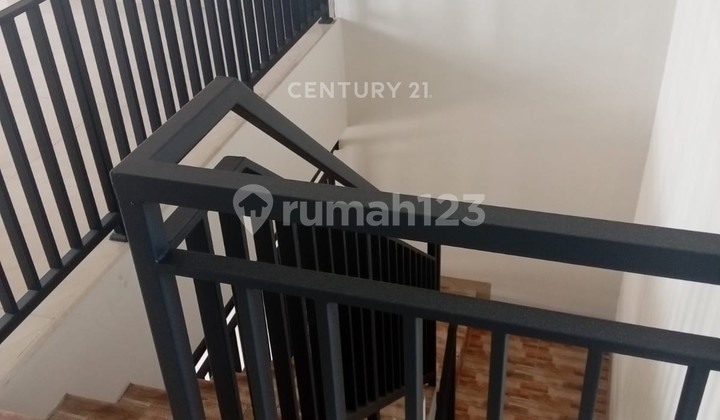 Strategic Shop House on Jombang Main Street, South Tangerang 2