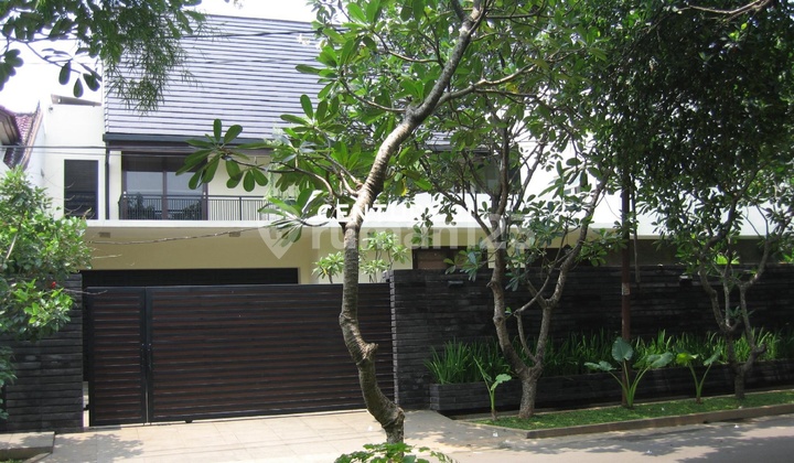 Disewakanthn Rumah Strategis Harga Menarik di Kemang