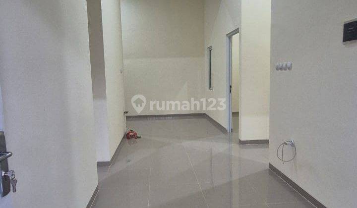 ruang keluarga rumah baru renovasi di poris