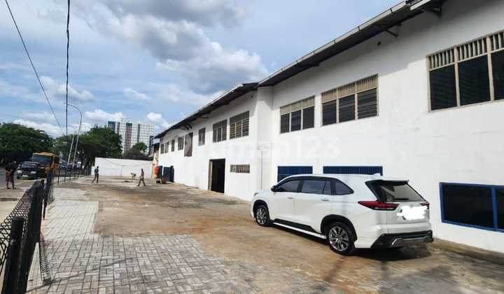 Gudang di Pinggir Jalan Raya Jakarta Barat
