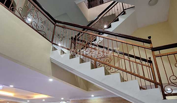 Rumah Bagus Tiga Lantai di Taman Royal Tangerang Banten Rumah Bagus Tiga Lantai di Taman Royal Tangerang Banten