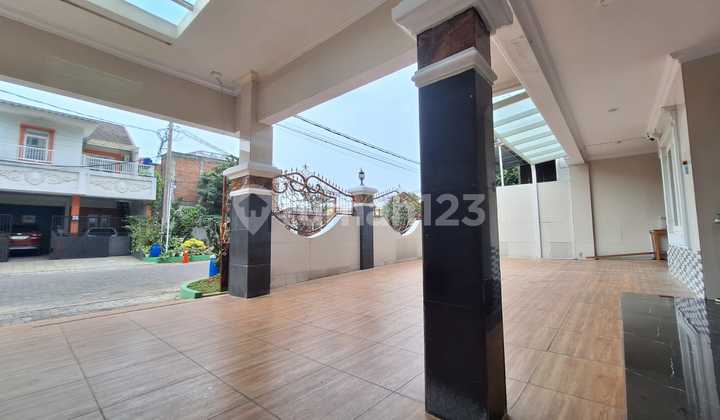 Rumah Bagus Tiga Lantai di Taman Royal Tangerang Banten 2